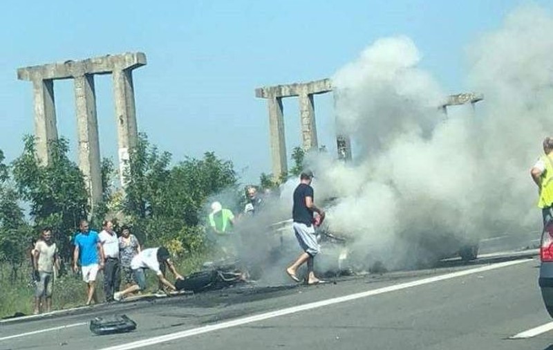Accident în Işalniţa, Dolj, urmat de incendiu. Un motociclist a murit după o ciocnire violentă cu o mașină