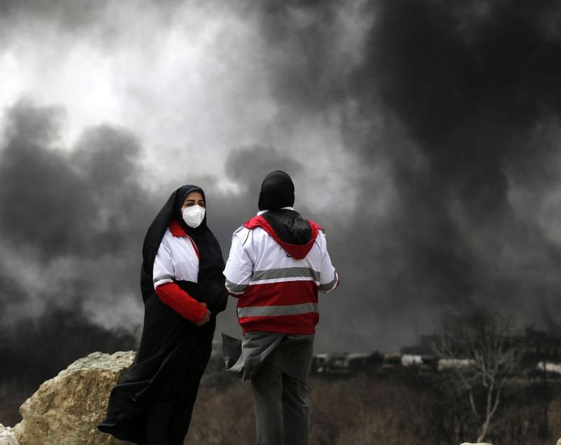 Teheranul, acoperit de fum toxic după ce multiple depozite de petrol au fost bombardate: „E apocaliptic”