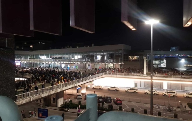 Aeroportul din Frankfurt a fost evacuat, după ce o persoană a amenințat că împușcă pe toată lumea