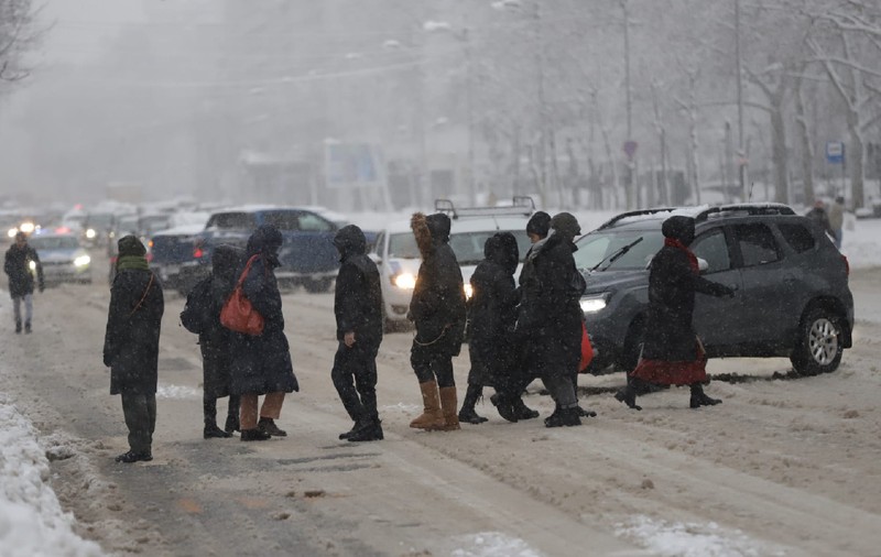 Cod portocaliu și galben de ninsori și vânt puternic în 25 de județe și în București