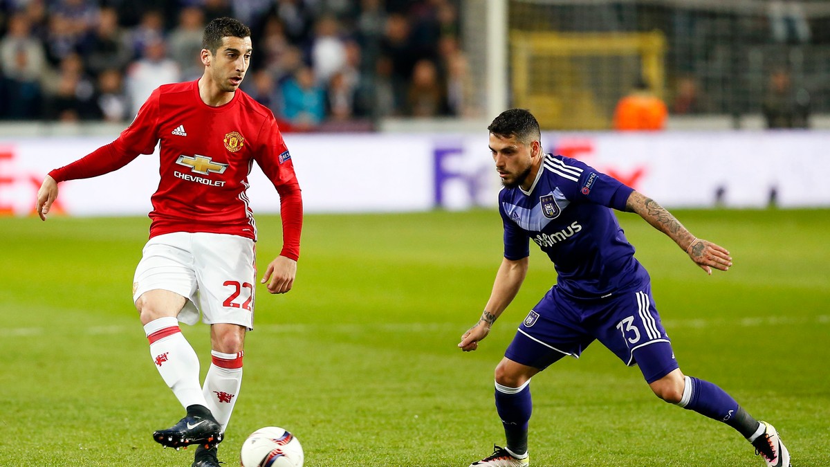 Nicolae Stanciu (dreapta), privind cum pasează Mkhitaryan, autorul golului lui Manchester United în meciul cu Anderlecht. (FOTO: EPA)