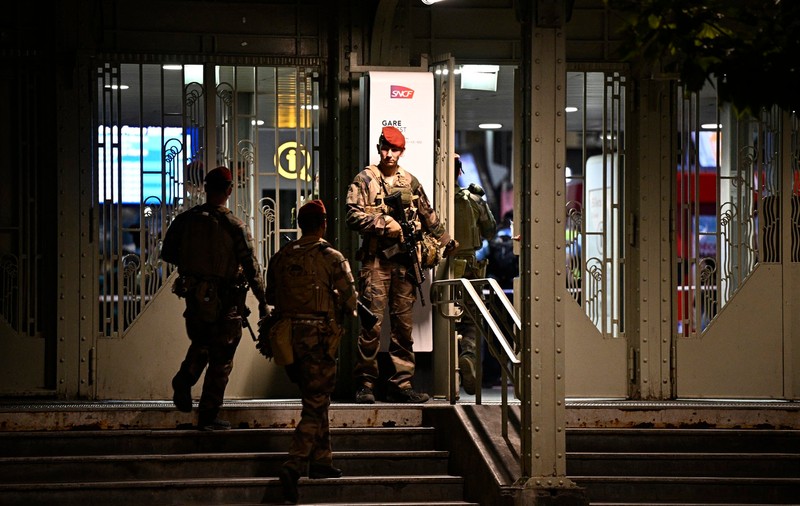 Un bărbat a fost arestat la Paris după ce a rănit un militar cu un cuțit
