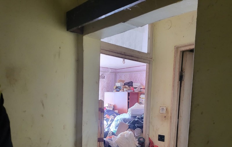 Un apartament din Baia Mare a fost curățat de tone de gunoaie prin Ordonanță Președințială. Proprietara și fiica ei, duse la Spitalul de Boli Infecțioase