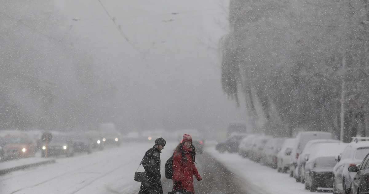 Locuitorii din unele zone ale Bucureștiului s-au confruntat cu zăpada pe 21 decembrie 2022. Foto: Octav Ganea / Inquam Photos