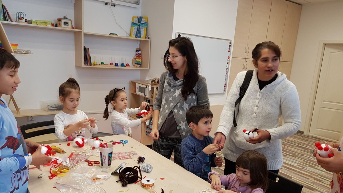 Copiii cu cancer învață în salon cu profesori care vin la patul lor și au o sală de joacă, locul lor de siguranță. De Moș Nicolae au primit daruri, au spus poezii și s-au jucat.