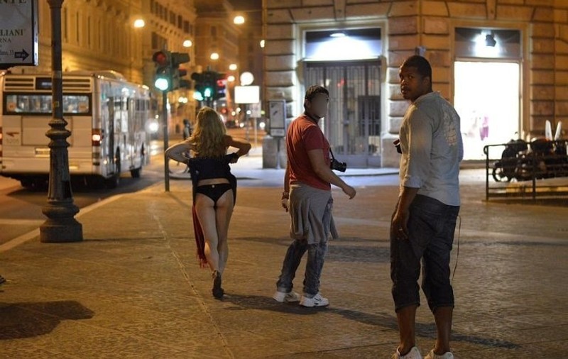 Cabral, Andreea știe? Prezentatorul a fost surprins cu o blondă în chiloți pe străzile din Roma