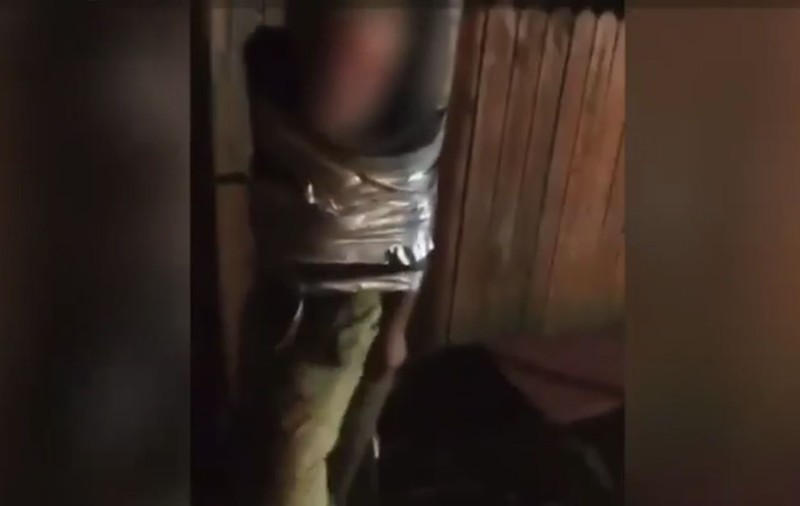 Imagini șocante cu un bărbat umilit și legat cu bandă adezivă de un stâlp. „În spirit de glumă”, au spus vinovații la poliție