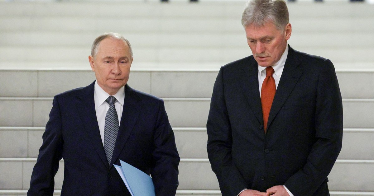 Vladimir Putin (stânga) și purtătorul său de cuvânt Dmitri Peskov Foto: Profimedia
