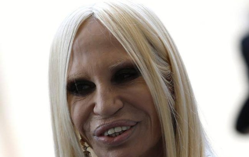 ORIBIL! Donatella Versace, FEMEIA PE CARE NU AI VREA SĂ O ÎNTÂLNEŞTI LA CEAS DE SEARĂ  | FOTO
