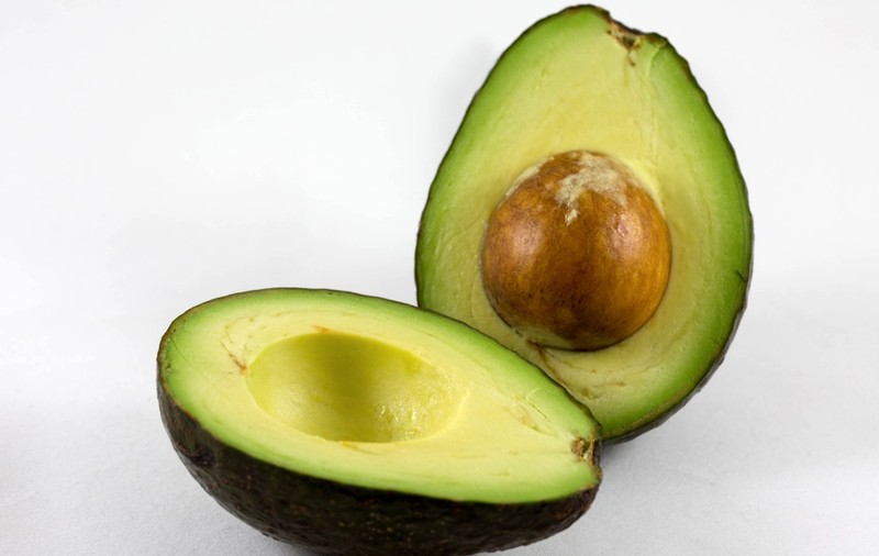 Sâmburii de avocado luptă împotriva cancerului. Cum pot fi consumați 