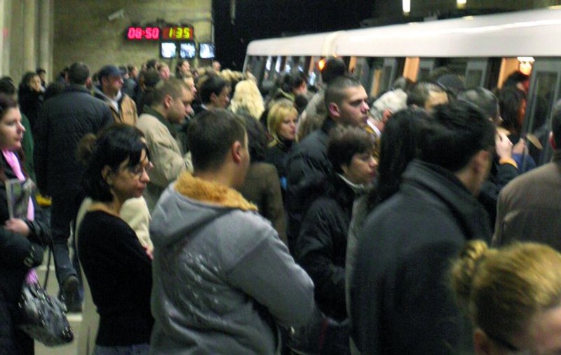 A făcut infarct în staţia de metrou