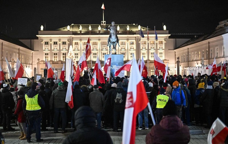 Luptă politică totală în Polonia. Poliția a intrat în palatul prezidențial pentru a aresta doi deputați ai fostei puteri, adăpostiți de șeful statului