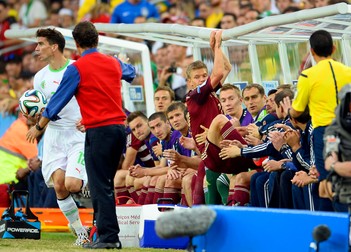 Oleg Șatov s-a lovit de banca de rezerve, după un duel pentru balon