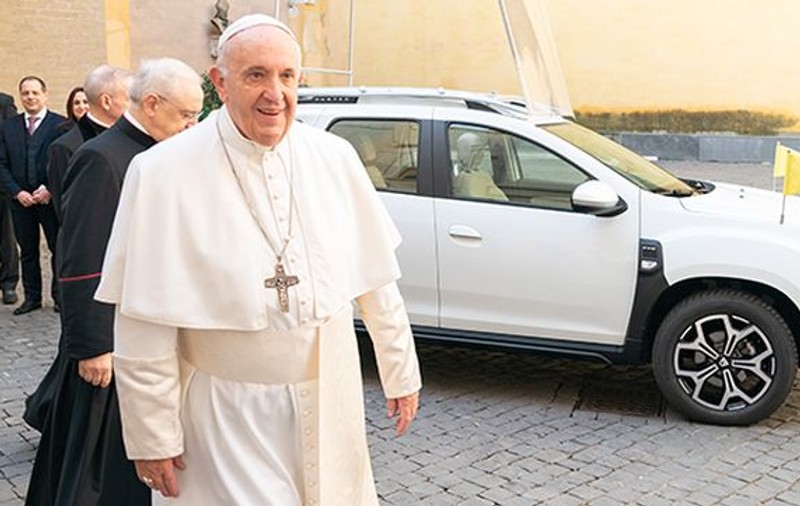 Papa Francisc a primit cadou un Duster modificat special pentru el