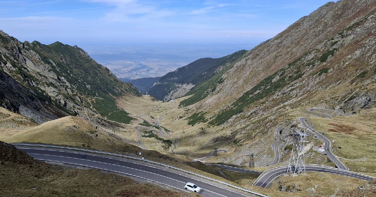 O mașină circulă pe Transfăgărășan (DN7C).
