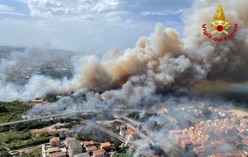 Doi bărbați, prinși când încercau să aprindă focuri în păduri din Sicilia, una din regiunile italiene devastate de incendii