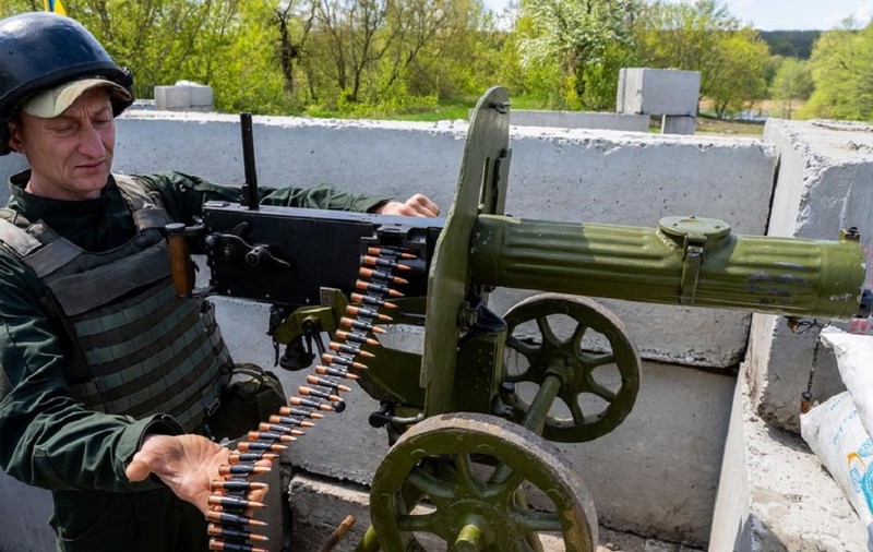 VIDEO| Rușii râd de ucraineni că se luptă cu o mitralieră model 1910 pe care o răcesc cu apă