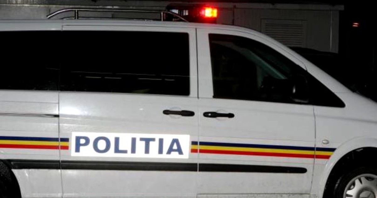Accident între un autobuz și un autoturism în fața aeroportului din Constanța. Patru persoane au fost rănite