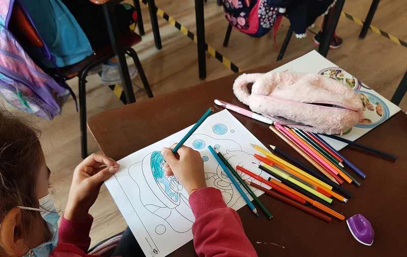 Primul an ca învățătoare navetistă la țară: „Mi-am dorit să văd unde trăiesc elevii mei, cum e drumul lor spre școală”