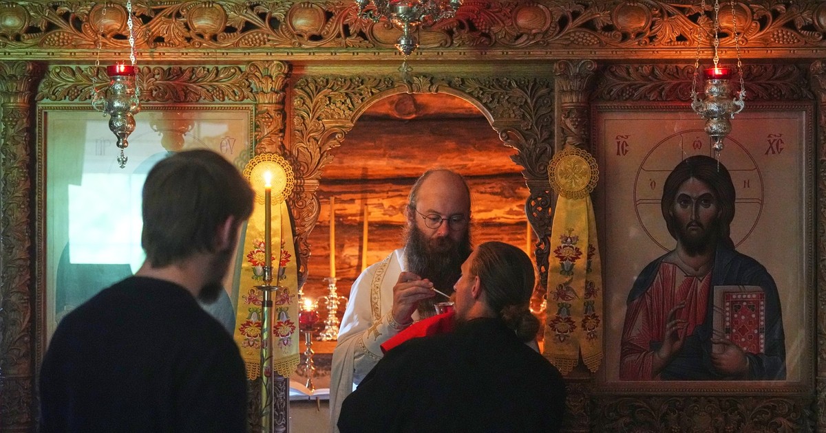 Episcopul Damaskinos ține Sfânta Împărtășanie în timpul Liturghiei Divine în capela Mănăstirii Ortodoxe Kirikla Foto: Profimedia