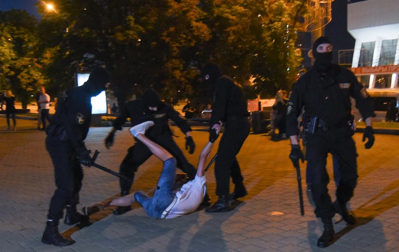 Vânătoare de jurnalişti în timpul alegerilor din Belarus. 19 au fost arestați, iar alții au fost percheziționați acasă
