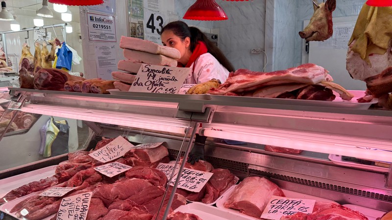 Tarabele sunt pline de carne de porc în Piața Obor din București. Foto: Libertatea