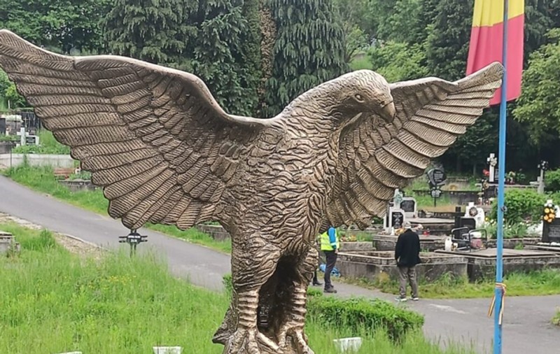 Doi tineri, arestaţi după ce au furat vulturul de pe monumentul din Cimitirul Eroilor din Zalău