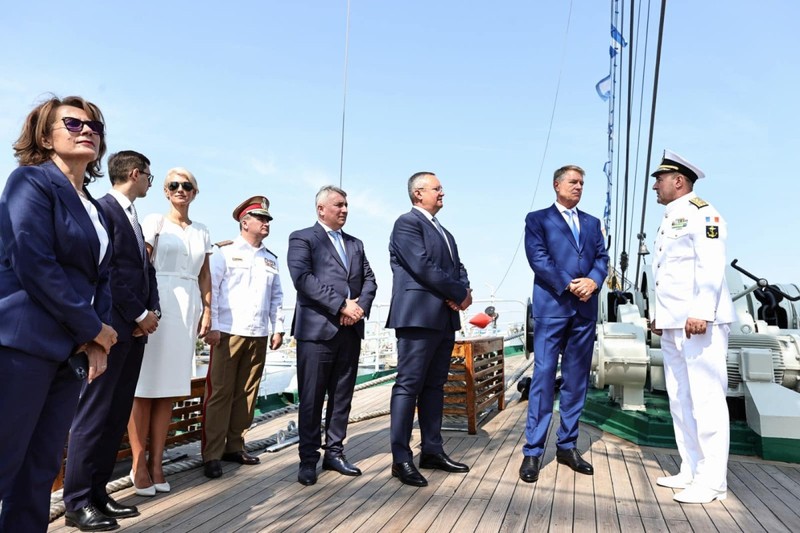 Alina Gorghiu, președinte interimar al Senatului, ministrul de interne Lucian Bode, premierul Nicolae Ciucă și președintele Klaus Iohannis, la Ziua Marinei, în portul militar Constanța. Foto: Facebook Lucian Bode