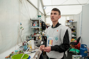 Corneliu, ajutor voluntar de bucătar la un cort al unei organizații evreiești. Foto: Vlad Chirea / Libertatea