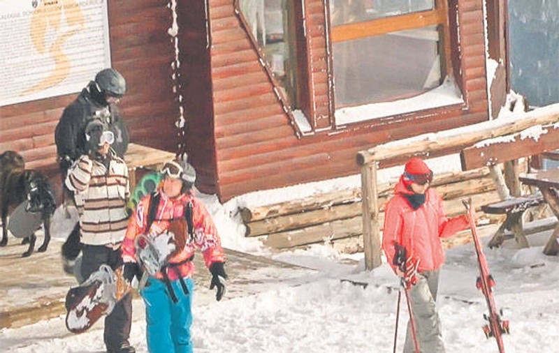 Salvamontiştii din Straja au dus 200 de litri de apă sfinţită turiştilor