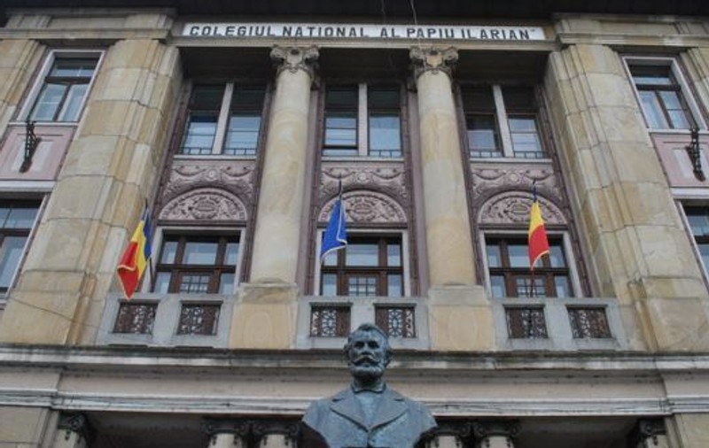 Un elev din Mureș a fost reținut, după ce, dus la poliție pentru că a arătat gesturi obscene unui profesor, s-a întors la școală și și-a bătut diriginta