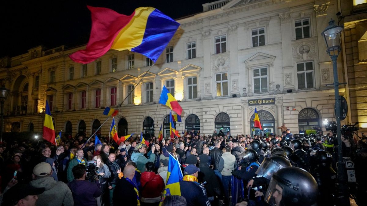 Zeci de sustinatori ai candidatului independent la presedintie, Calin Georgescu, protesteaza dupa ce au aflat ca a fost invalidata candidatura acestuia la alegerile prezidentiale, in fata Biroului Electoral Central, duminica, 9 martie 2025.