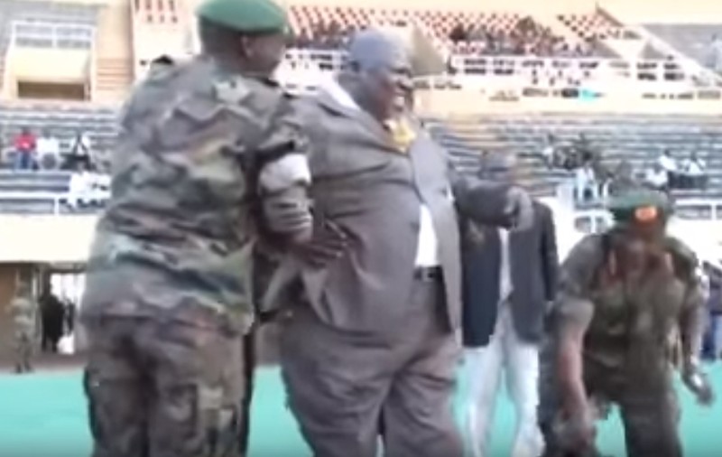 Ministrul Sportului din Uganda a încercat să dea lovitura de începere la un meci demonstrativ. Ce a ieșit după ce omul de circa 120 de kilograme a lovit mingea a făcut înconjurul internetului | VIDEO