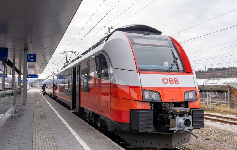 Vocea lui Hitler și saluturile naziste au răsunat în difuzoarele unui tren austriac. Cum explică serviciul feroviar incidentul