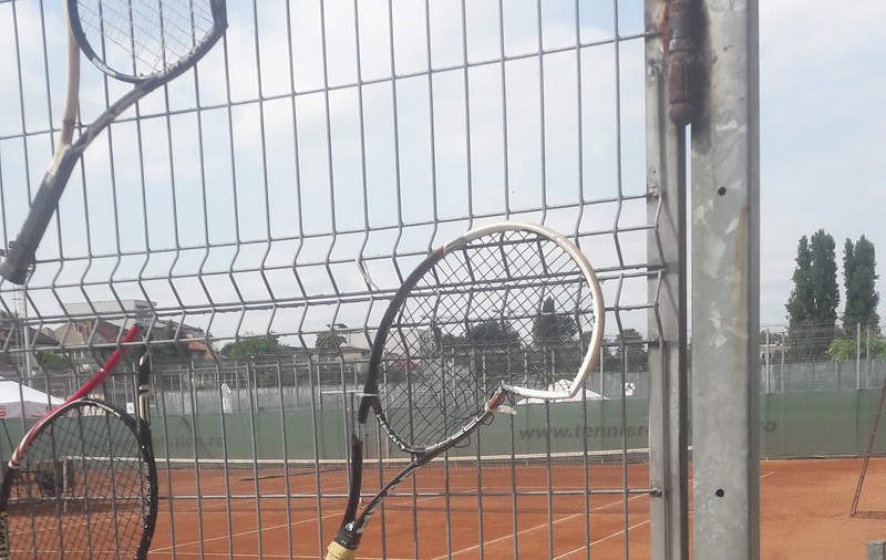 CS Dinamo percepe o taxă de 2 lei pe oră, dacă vrei să alergi pe pista unui stadion care stă să se prăbușească!