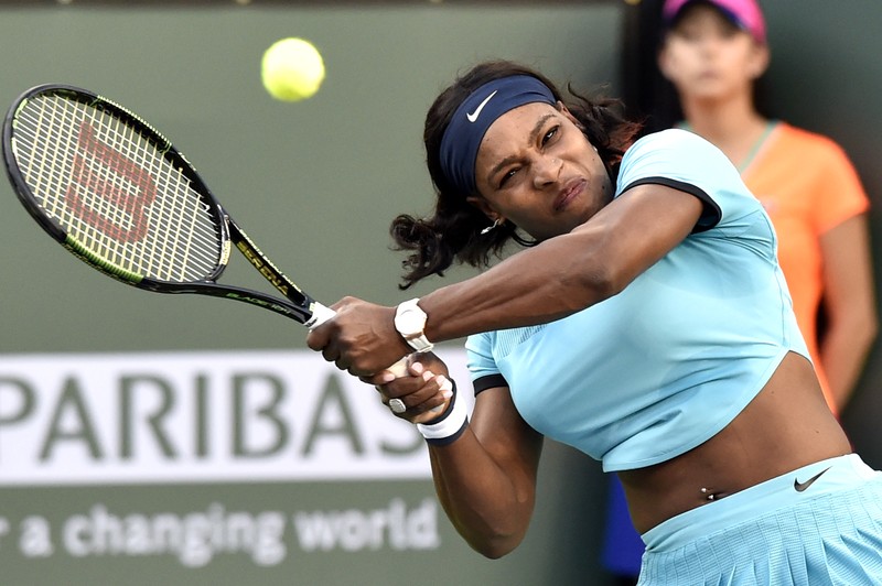epa05213513 Serena Williams from the USA in action against Kateryna Bondarenko from Ukraine during their fourth round match at the BNP Paribas Open tennis tournament in Indian Wells, California, USA, 15 March 2016. EPA/DANIEL MURPHY