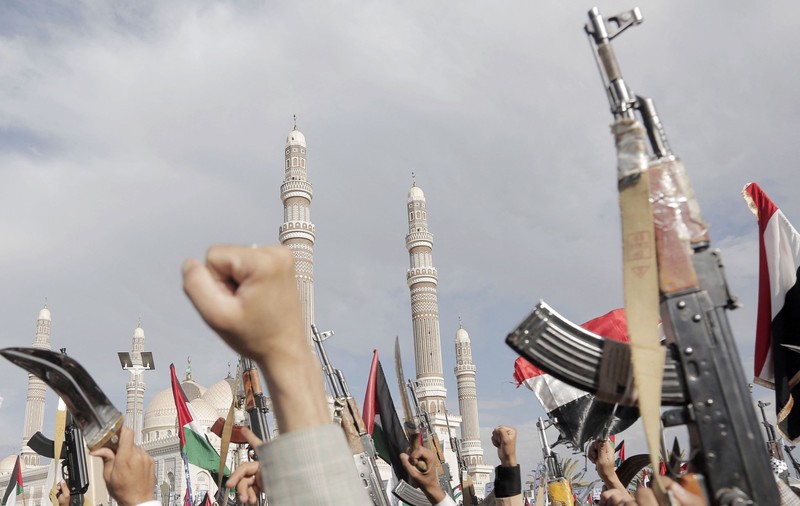 Navă ucraineană, abandonată de echipaj după ce a fost lovită de rebelii Houthi. SUA acuză Iranul că nu a răspuns la apelul de urgență
