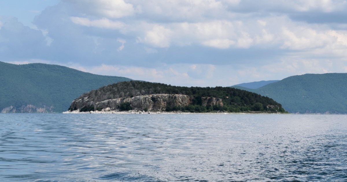 O priveliște a Golem Grad, sau Insula Șarpelui, de pe Lacul Prespa din Macedonia de Nord