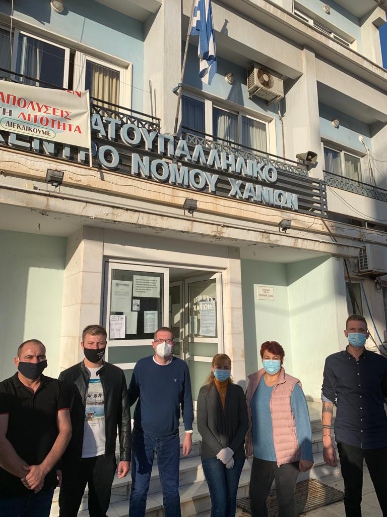 Emanuel (al doilea din stânga) și alți români din Creta, în fața secției de votare 226 din Chania
