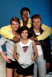 Kevin Peter Hall (centru), alaturi de Dean-Paul Martin, Mark Thomas Miller și Courteney Cox, în filmul “Misfits of Science”, din 1985