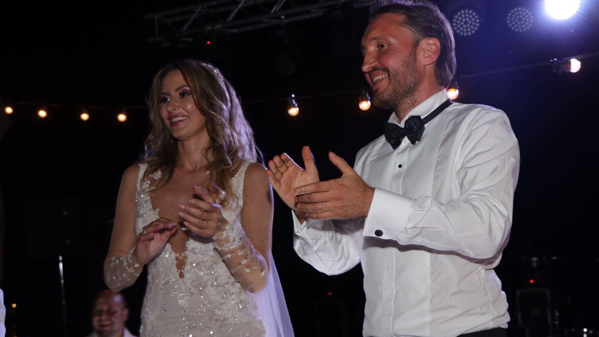 Detalii de la nunta Crinei Abrudan. Un cunoscut artist nu s-a dat dus de la petrecere până la final | FOTO
