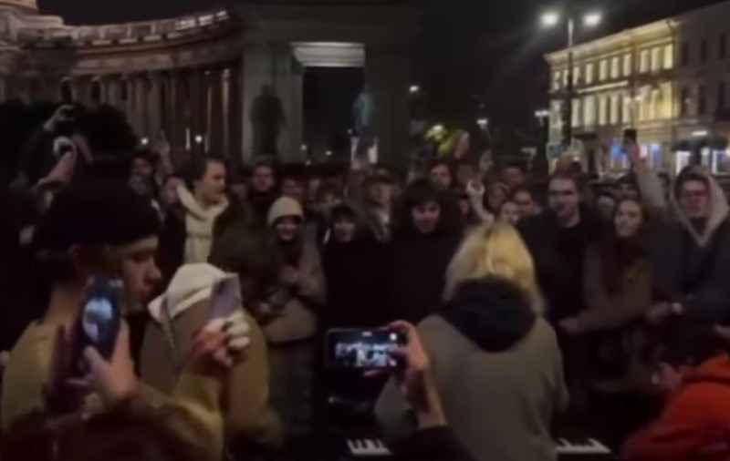 Muzicienii stradali ruși, arestați pentru huliganism mărunt și cu instrumentele confiscate