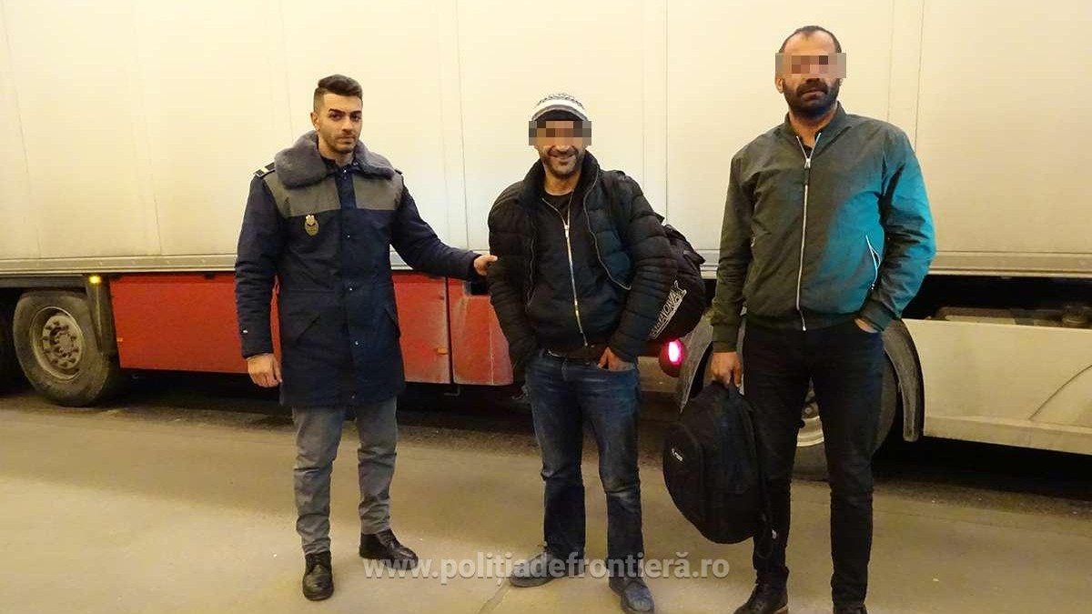 Doi turci, ascunși în cel mai neobișnuit loc ca să treacă ilegal frontiera. Polițiștii i-au prins și le-au făcut poze