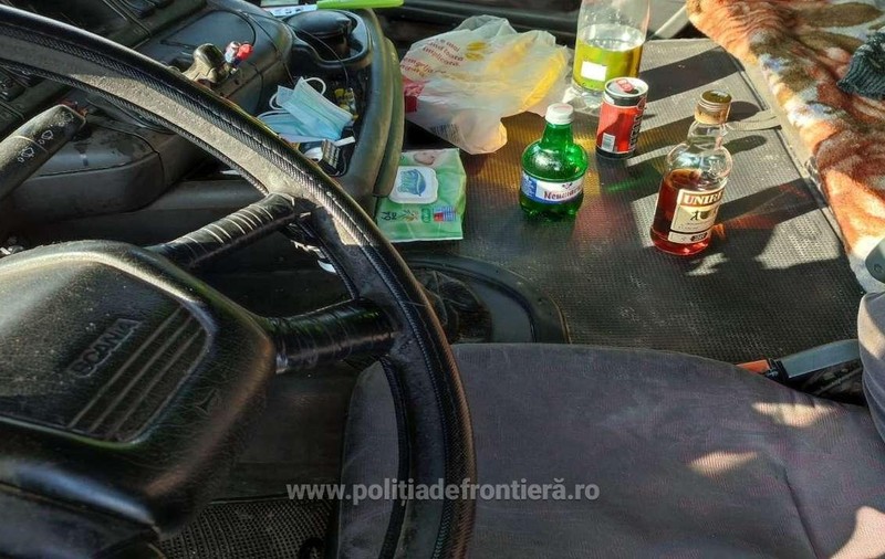 Șofer român de TIR prins când se cinstea singur de ziua lui, în cabină, în mers. Bea coniac cu energizant și bere, la volan