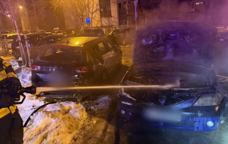 Trei mașini au luat foc pe o stradă din Cluj. În cea de la care a pornit incendiul era un bărbat