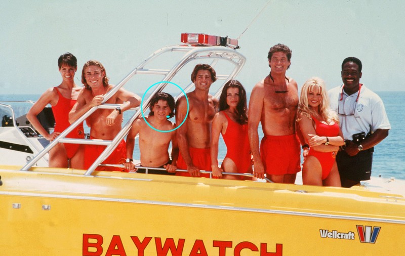 Actorul care și-a petrecut adolescența filmând în Baywatch: „Intram pe furiș în vestiarul fetelor și le miroseam costumele de baie”