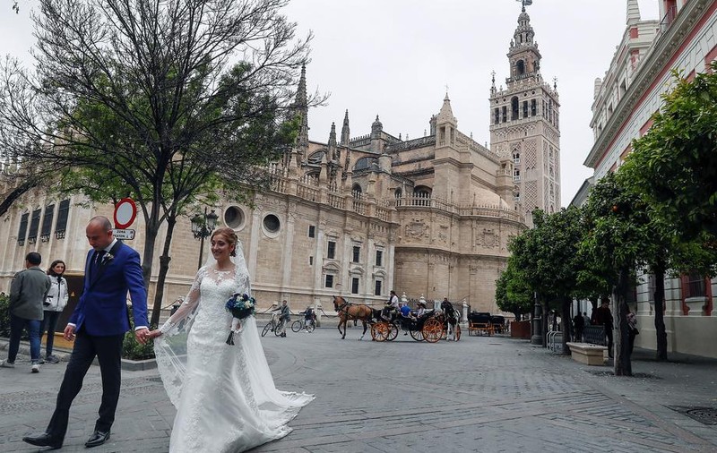 Spania a închis granițele. Doi tineri s-au căsătorit la Sevilla, cu câteva ore înaintea anunțului