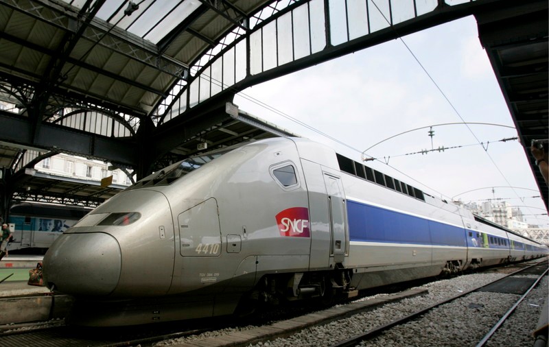 Tren de mare viteză, deraiat în Franța. Câte persoane au fost rănite