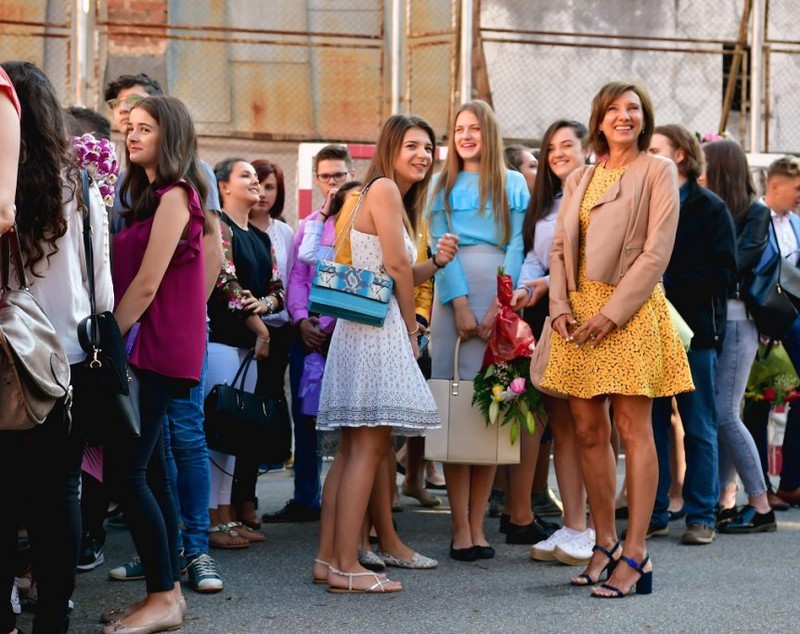 Câți centimetri are în talie Carmen Iohannis. Prima Doamnă a României are dimensiuni de model | FOTO