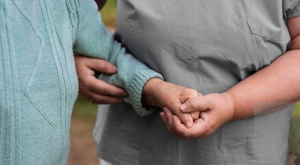 O româncă din Italia riscă închisoarea după ce bătrâna de care avea grijă a fost găsită moartă la 10 luni de la dispariție. Sursă foto: Profimedia.